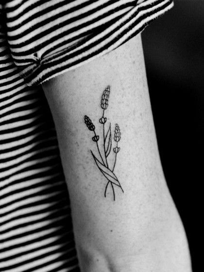 Tattoo Blumen Arm Schwarz Weiss