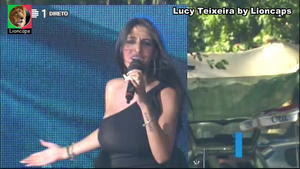 Lucy Teixeira sensual a cantar