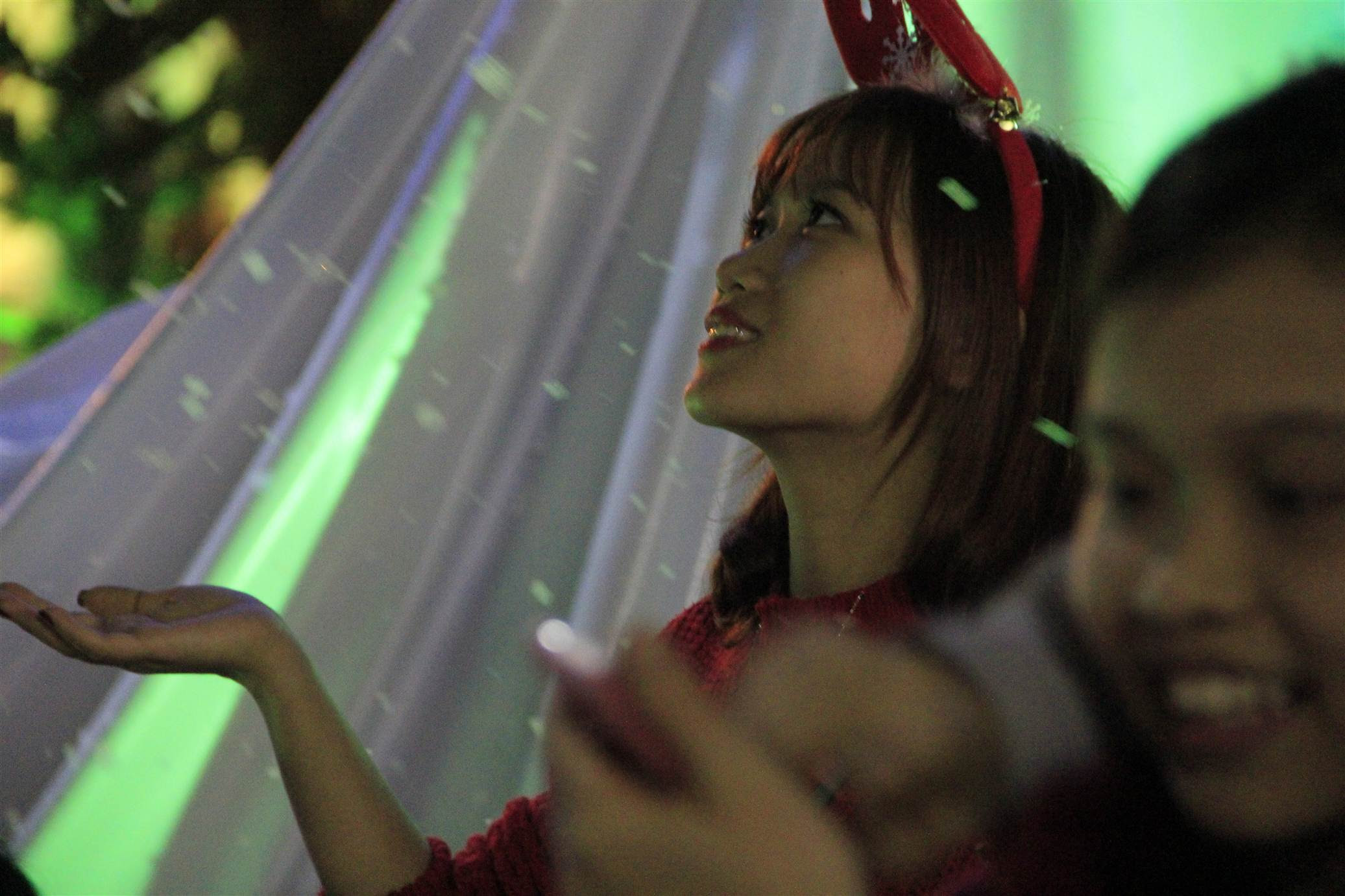 Hà Nội: Hot girl tự sướng giữa tuyết trắng trong đêm Noel - ảnh 7 Hình ảnh Hà Nội: Hot girl tự sướng giữa tuyết trắng trong đêm Noel số 7