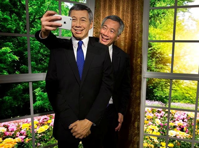 Thủ tướng Singapore tự sướng với tượng trên Facebook - ảnh 3 Hình ảnh Thủ tướng Singapore tự sướng với tượng trên Facebook số 3