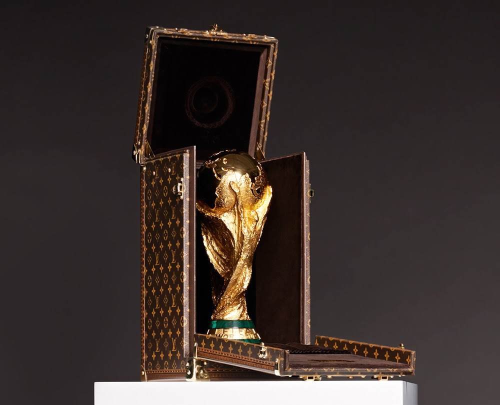 1- كلفت الفيفا بصنع بديل للكأس في بطولة 1974، استلمت الفيفا 53 عرضا تقديما من نحاتون من سبع دول. 1- كلفت الفيفا بصنع بديل للكأس في بطولة 1974، استلمت الفيفا 53 عرضا تقديما من نحاتون من سبع دول.