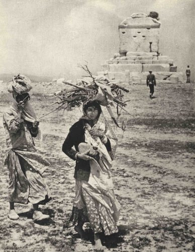 File:Tomb of Cyrus-Qajar era.jpg