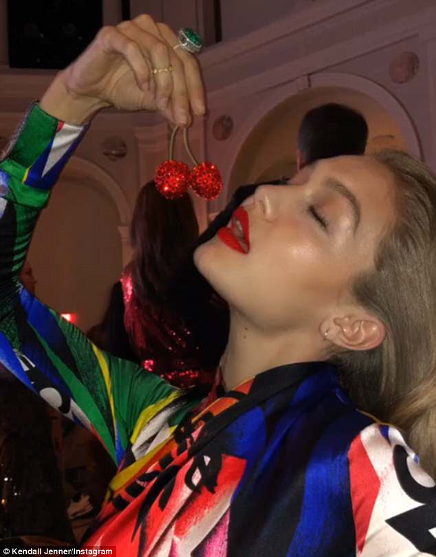 Dig in! Gigi Hadid fingiu comer a joia da cereja