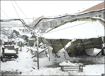湖南巢湖一处菜市场建筑物倒塌(26/1/2008)