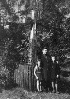 Zygmunt Janiszewski z córkami Haliną i Barbarą przy kapliczce ok. 1939 rok, fot. M. Cuper