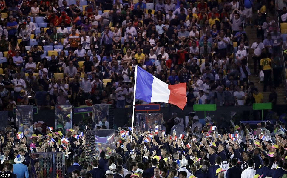 Teddy Riner carrega a bandeira da França durante a cerimônia de abertura dos Jogos Olímpicos de Verão de 2016