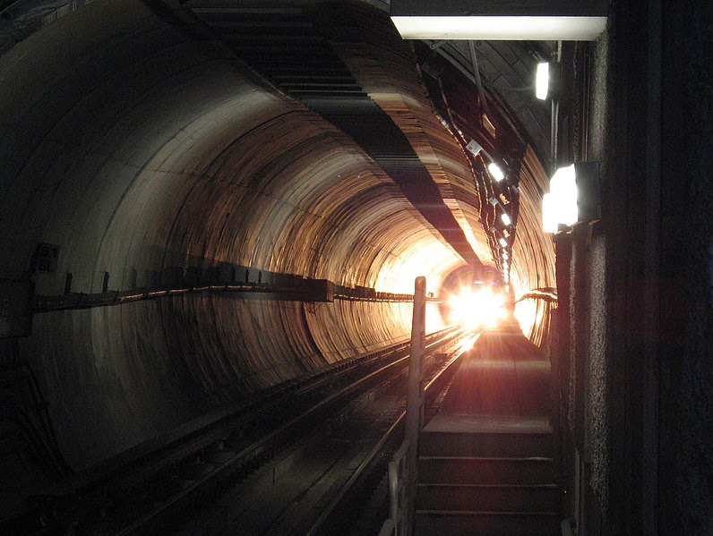 http://upload.wikimedia.org/wikipedia/commons/thumb/4/42/Subway_train_in_tunnel.jpg/796px-Subway_train_in_tunnel.jpg