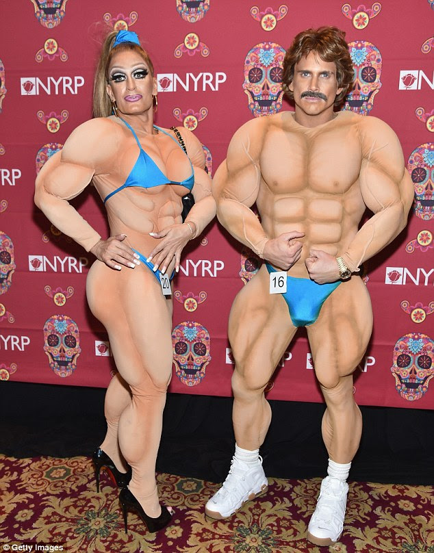 Flex: O par estavam vestidos como fisiculturistas