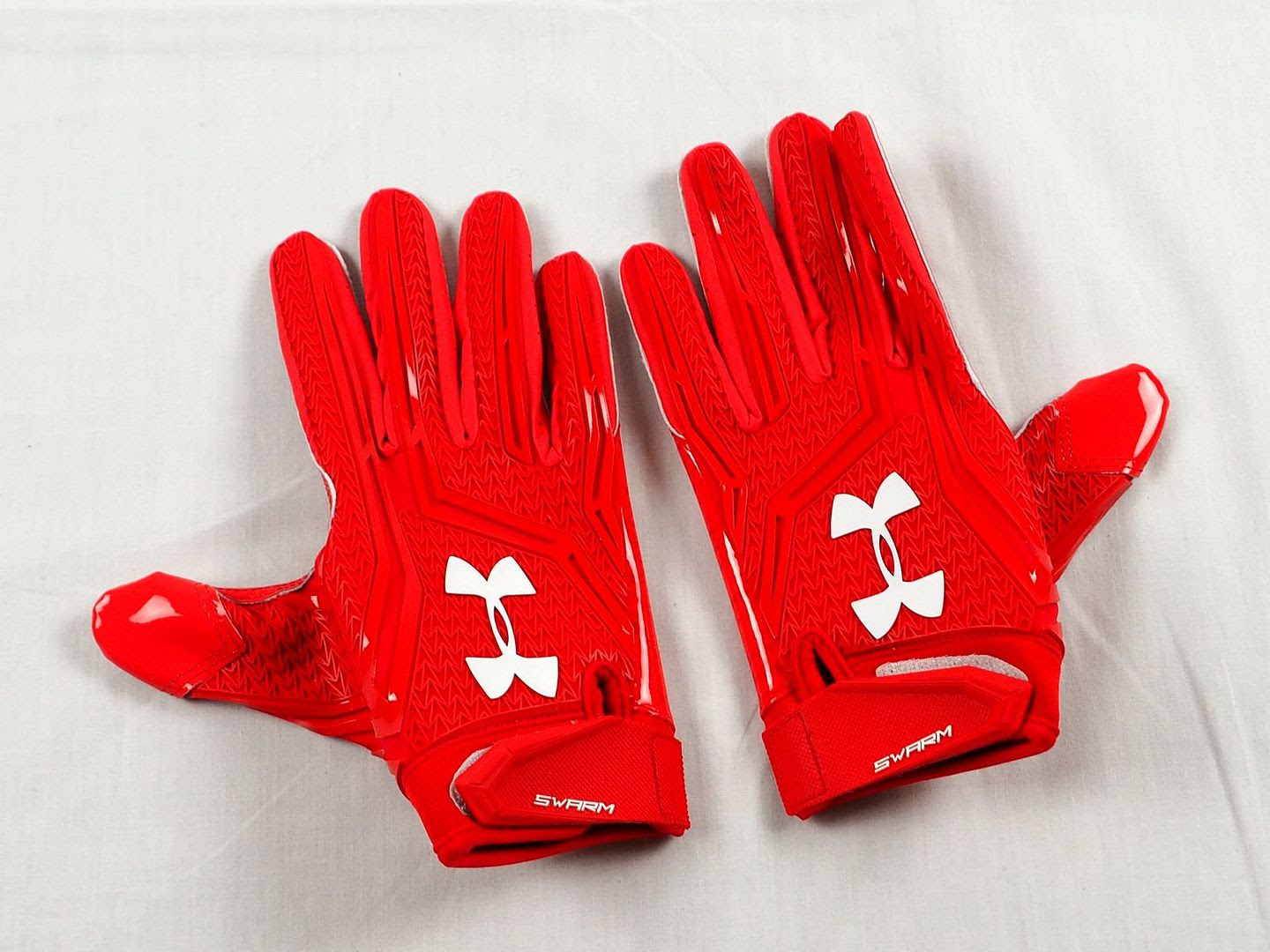 NEW Under Armour Swarm Red NFL Receiver Gloves L eBay NEW Under Armour Swarm Red NFL Receiver Gloves L eBay