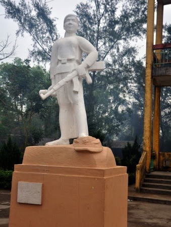 Tượng anh hùng Hoàng Thị Hồng Chiêm (*)