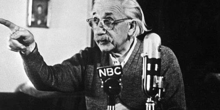 14 Şubat 1950 tarihinde Einstein bir TV yayını ile Amerika ve batı dünyasına karşı ve savaş ve Hidrojen bombası karşıtı bir konuşma yaptı – AFP/Getty Images
