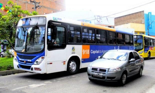 Vítima foi atingida POR disparo de Dentro de Ônibus NAS Rendeiras / Foto: Reprodução / TV Jornal. Vítima foi atingida POR disparo de Dentro de Ônibus NAS Rendeiras / Foto: Reprodução / TV Jornal.