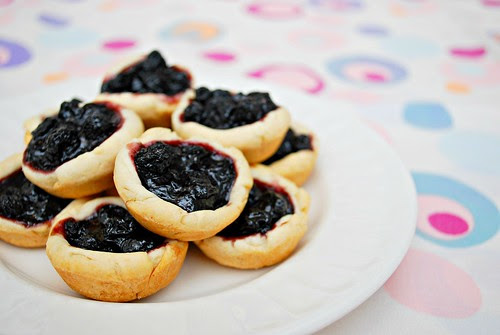 Easy Mini Individual Blueberry Pie Bites Recipe l Homemade Recipes //homemaderecipes.com/holiday-event/24-recipes-for-blueberry-pie-day