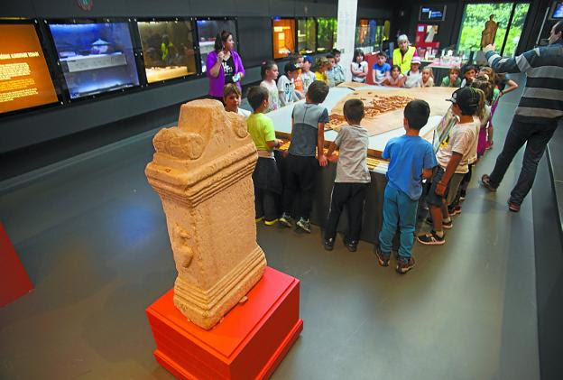Divulgación. Un grupo de escolares realiza una visita guiada en el Museo Oiasso. /  F. DE LA HERA