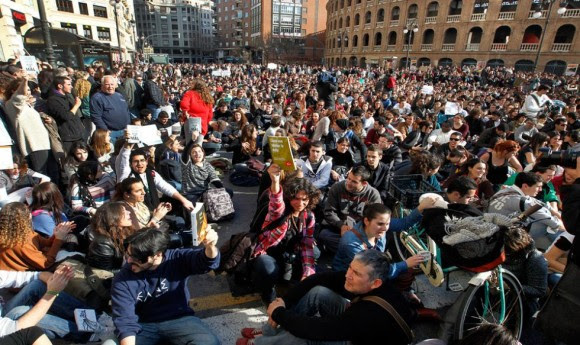 Muchos manifestantes han acudido a la concentración blandiendo libros. Foto: CARLES FRANCESC Muchos manifestantes han acudido a la concentración blandiendo libros. CARLES FRANCESC