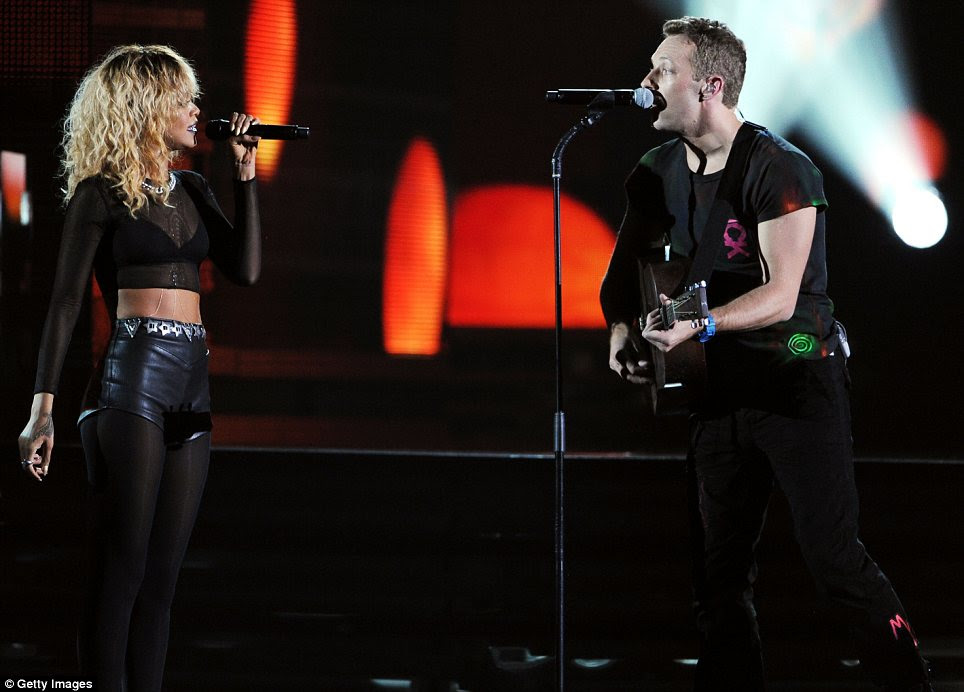 Dueto: Rihanna subiu ao palco após seu desempenho de Nós encontramos o amor a cantar ao lado de Chris Martin do Coldplay