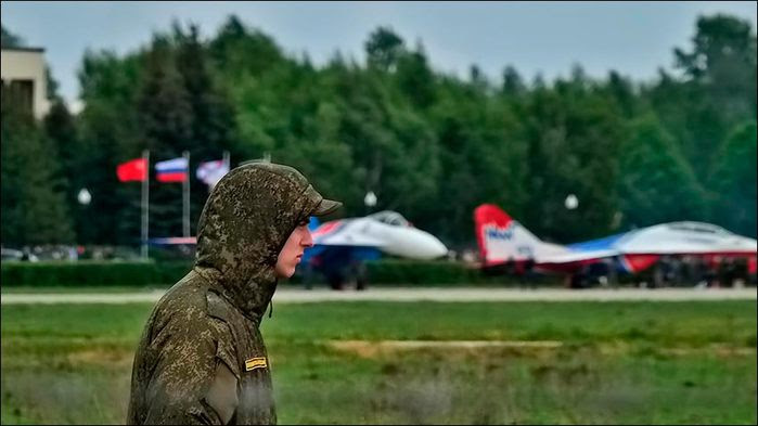 Оцепление взлетной полоты в Кубинке