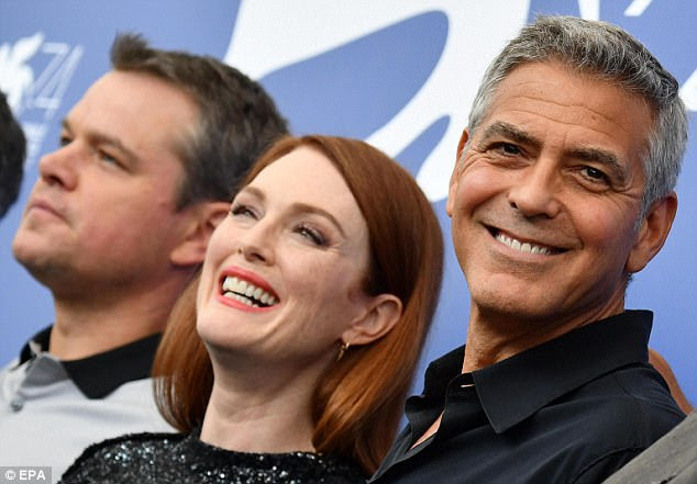Grandes espíritos: George estava ladeado por seu amigo e talento de atuação Matt, junto com Julianne que deslumbrou ao lado de seus pares e sorrindo de orelha a orelha