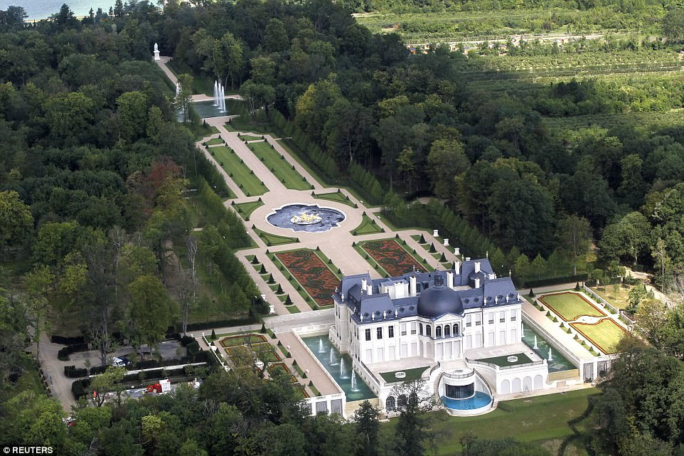 A propriedade está cercada por jardins paisagísticos que apresentam uma estátua de estátua do antigo monarca francês Luís XIV, ou Louis o Grande, que governou o país por um recorde de 72 anos e cujo amor pela opulência inspirou a criação