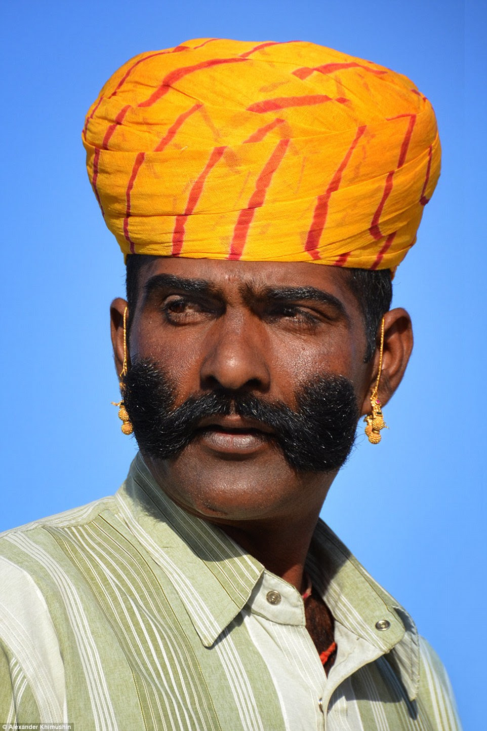O Homem Rajastani (foto) tem um bigode única e turbante de cores vivas e representa para o senhor Khimushin que disse que a imagem é uma das milhares de pessoas em um arquivo. Apenas duas a três centenas de imagens estão sendo usadas para o mundo em Faces do projeto