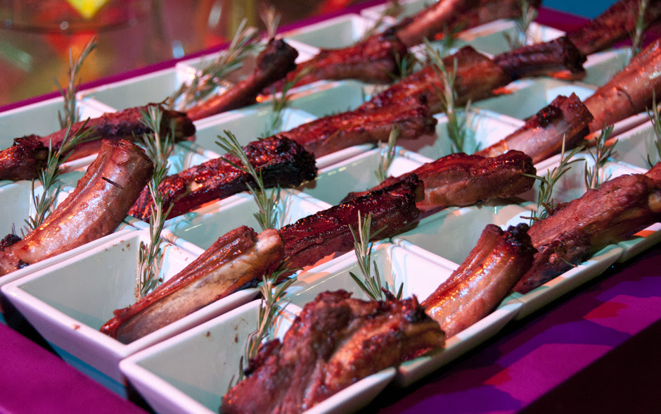 Para comer e se lambuzar, as apetitosas costelinhas com molho barbecue!