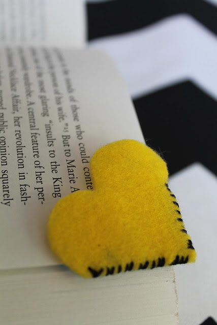 How to make felt heart bookmarks
