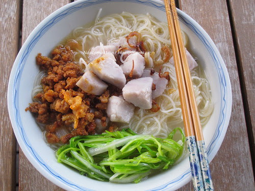 Taro and rice vermicelli noodle soup