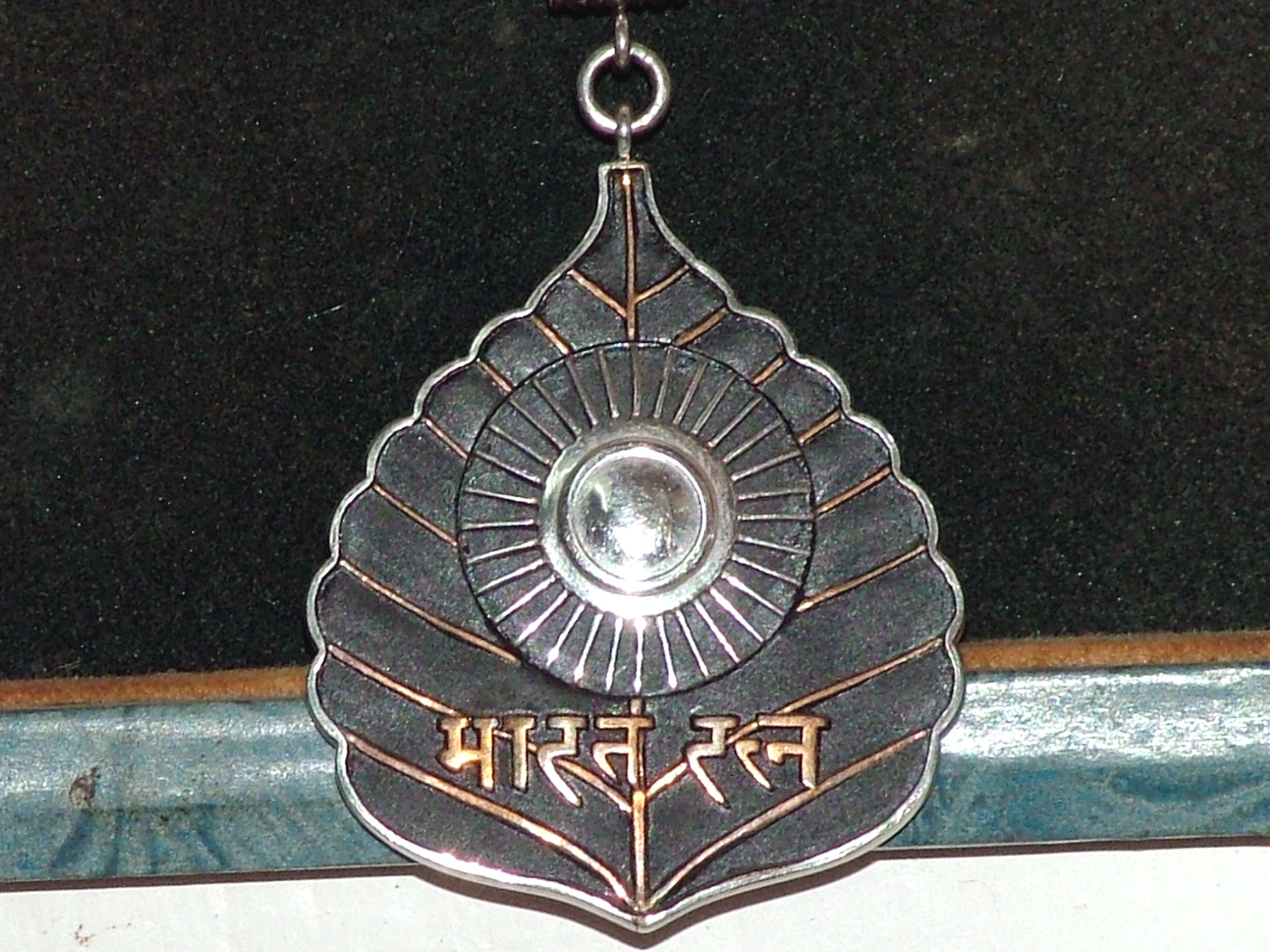 http://upload.wikimedia.org/wikipedia/commons/f/f6/Bharat_Ratna.jpg