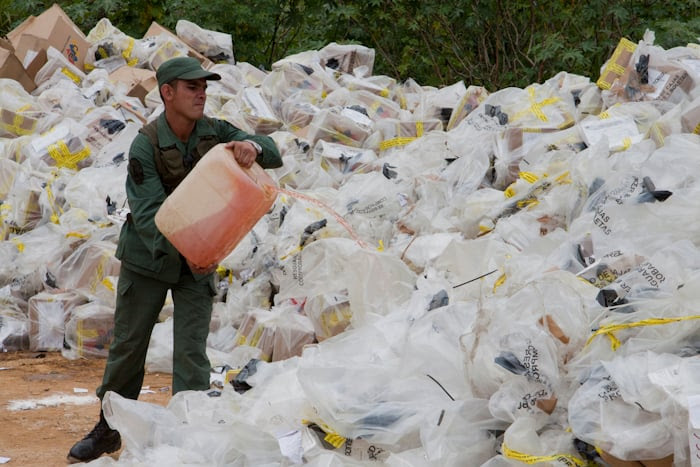 Oficial de la FANB durante destrucción de material electoral de comicios anteriores
