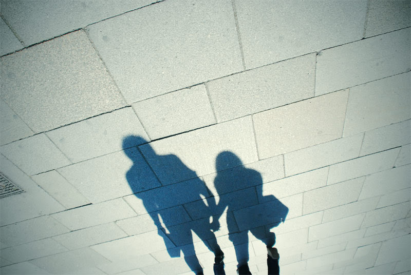 http://fc08.deviantart.net/fs26/f/2008/120/5/1/Hand_in_hand_is_the_only_way_by_unda.jpg Zina? ~ picture by unda of deviant art.