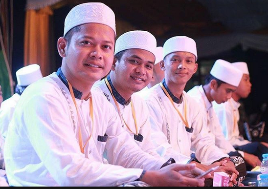 Az Zahir Gerimis Melanda Hati : Lirik lagu gerimis melanda hati. - Eye