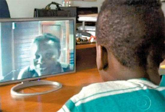 Menino haitiano, que está emabrigo de SP, aguarda passaporte para reencontrar amãe