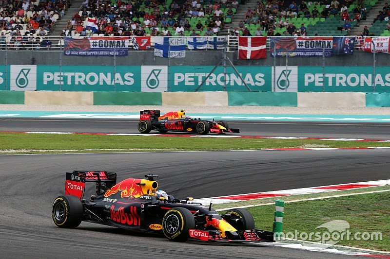 Hamilton quebra e Ricciardo vence GP emocionante na Malásia