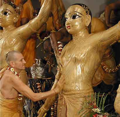 Jananivas rubs sandlewood paste onto the body of Gadadhar
