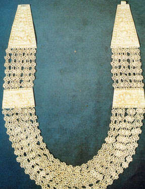 Perhiasan Diri Tradisional Melayu : Kerongsang dipakai sebagai kancing