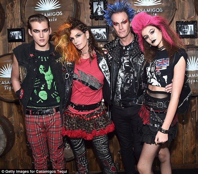 fam Cool: Na sexta-feira à noite Cindy Crawford e seu marido Rande Gerber vestida estrelas do rock como o punk. Também houve o seu modelo de crianças Presley e Kaia, que mantinham com o tema
