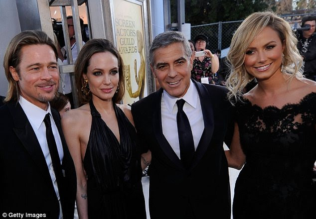 Grupo de tiro: Golden casais de Hollywood Brad e Angelina e George Stacy e colocados juntos