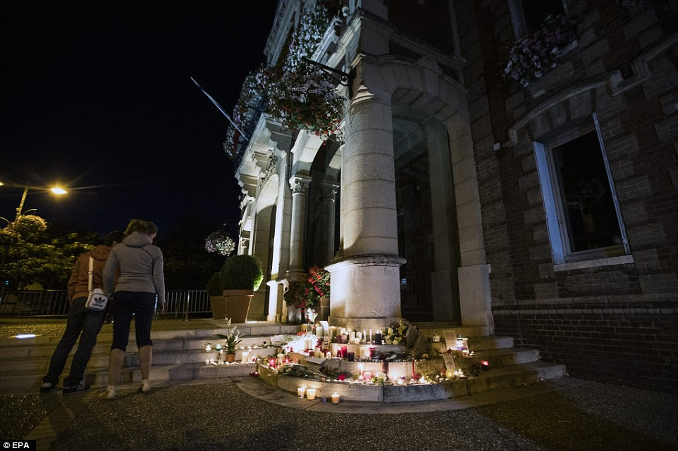 Um memorial improvisado surgiu nos degraus da prefeitura em Saint-Etienne-du-Rouvray, onde o selvagem ataque ocorreu por volta das 09h45 de terça-feira de manhã