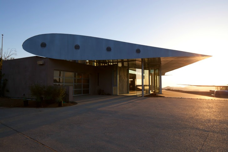 http://inhabitat.com/wp-content/blogs.dir/1/files/2011/06/747-Wing-House-David-Hertz-Architects-21.jpg