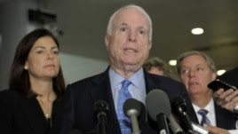 John McCain et Lindsey Graham, (à dr.) pourraient partir en mission en Egypte, où la crise perdure