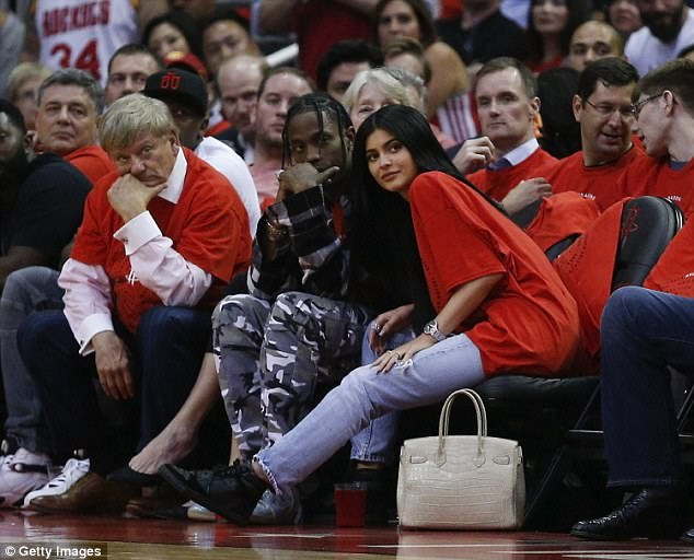 Novo romance: O casal sentou-se na quadra do Oklahoma City Thunder contra o Houston Rockets na terça-feira