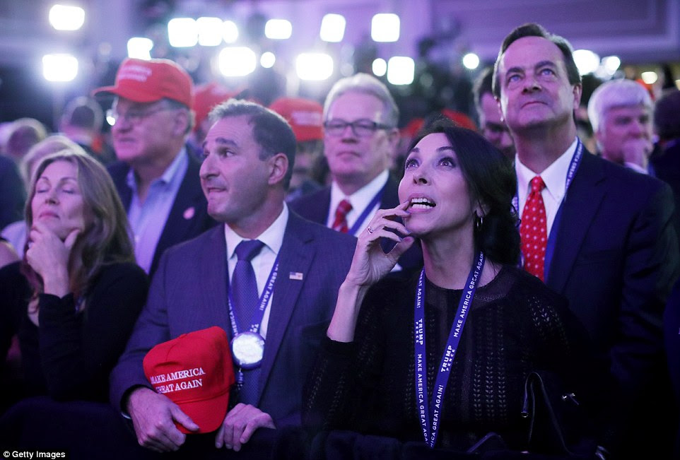 Apoiantes do candidato presidencial republicano Donald Trump se reúnem durante o evento da noite da eleição no New York Hilton Midtown