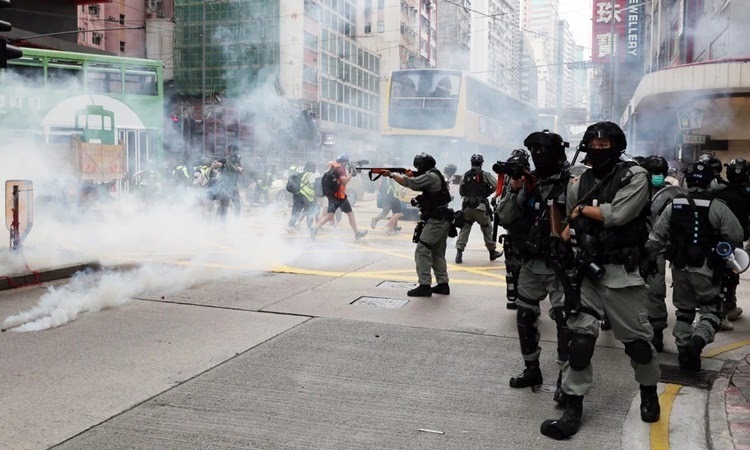 Cảnh sát chống bạo động Hong Kong bắn hơi cay vào người biểu tình tại ngã ba đường Hennessy và đường Percival hôm nay. Ảnh: SCMP.