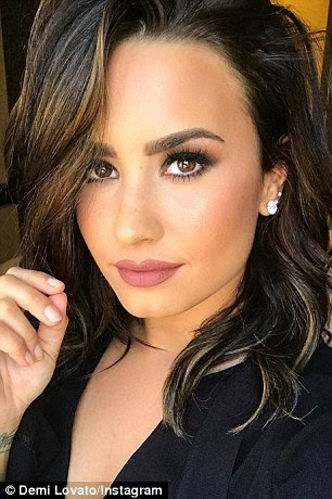 De linho para a queda! Demi Lovato continuou seu ano de transformação com uma reforma do cabelo total, que estreou na noite de domingo