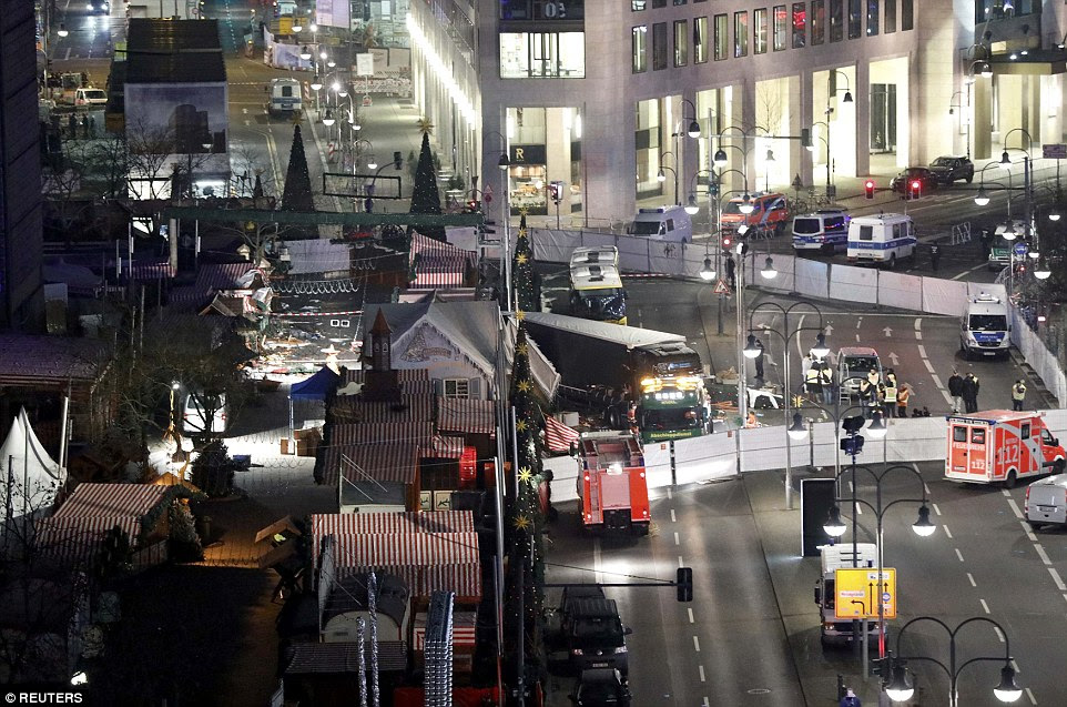 BERLIM TERROR ATTACK: Um requerente de asilo de 23 anos de idade a partir do Paquistão, que chegou à Alemanha meses atrás está sob custódia hoje depois de usar um camião sequestrado para arar através deste mercado Berlin Natal matando 12 e ferindo 48 outros