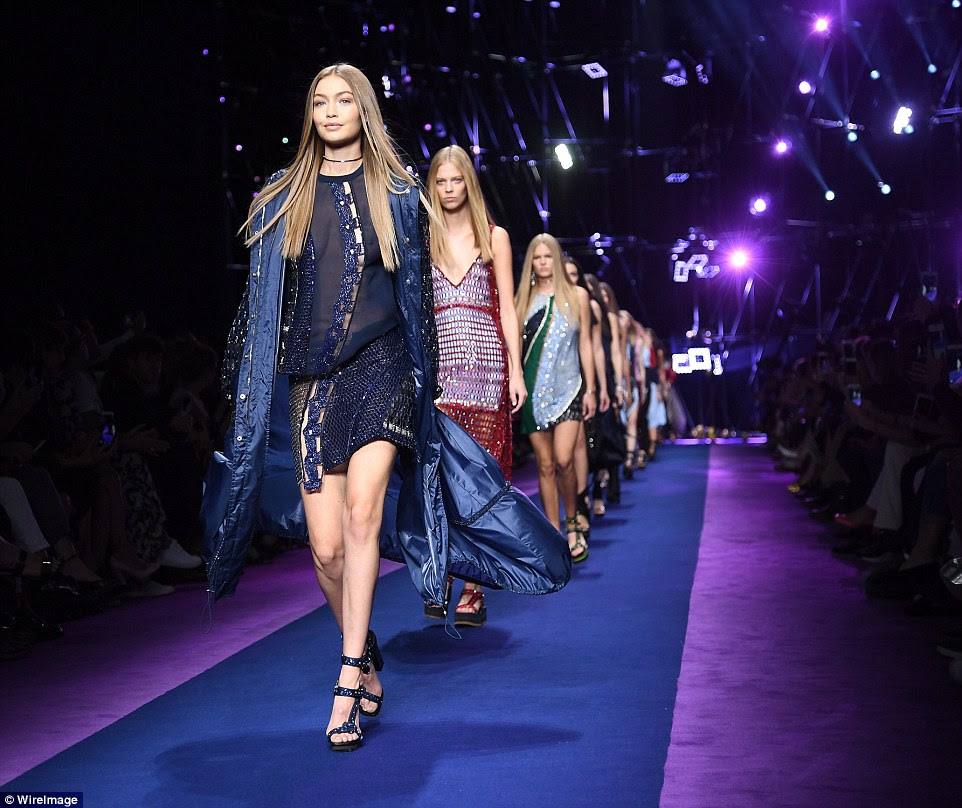 Liderando o caminho: Gigi liderar a brigada glamourosa de modelos como eles levou para a passarela para mostrar os desenhos