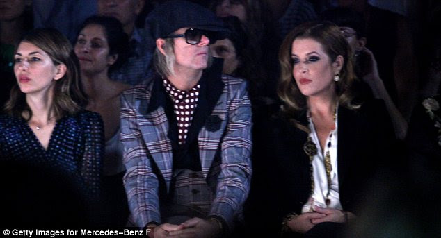 http://i.dailymail.co.uk/i/pix/2011/09/15/article-2037703-0DE5C47D00000578-113_634x343.jpg