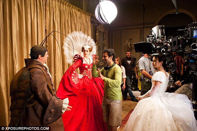 No set: Um tiro por trás das cenas mostra Roberts, Collins e Nathan Lane como Brighton bate-papo com o diretor Tarsem Singh em outra fotografia