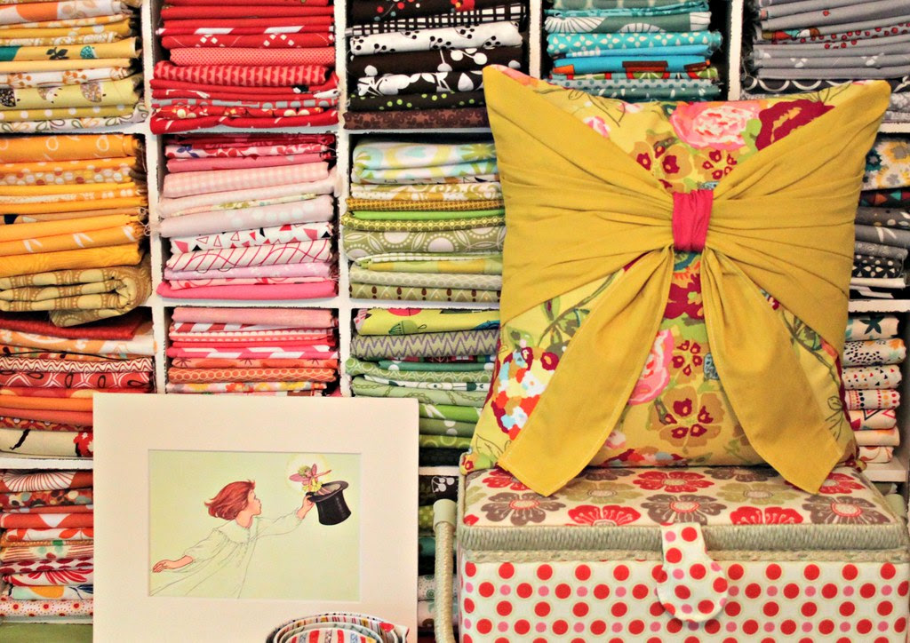 pretty lillybelle bow pillow