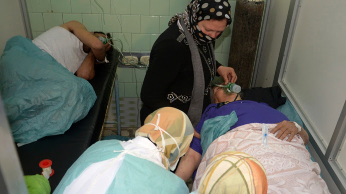 People injured in what the government said was a chemical weapons attack, breathe through oxygen masks as they are treated at a hospital in the Syrian city of Aleppo March 19, 2013 (Reuters / George Ourfalian)